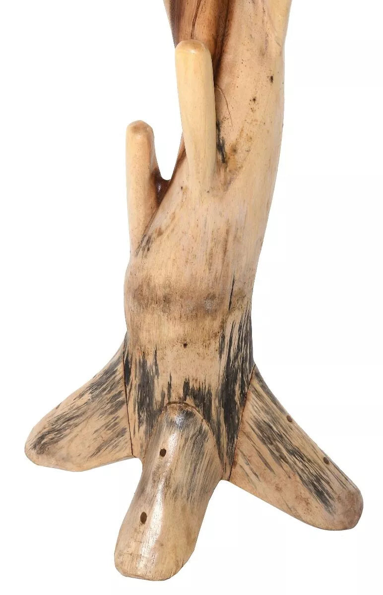 Kabykla stovi ant keturių siaurų kojelių