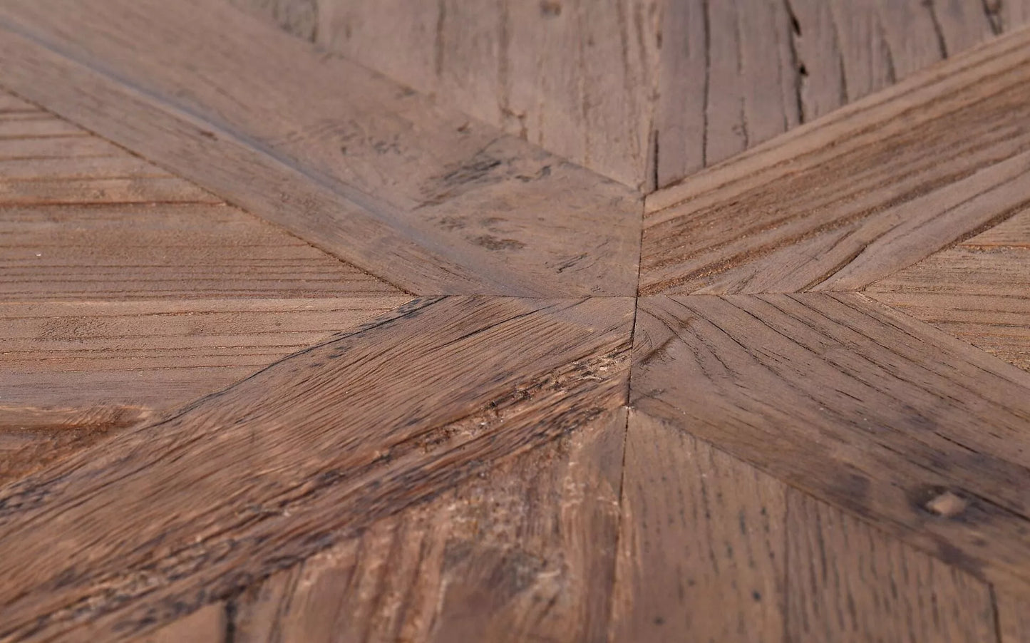 Stalas turi išskirtinę istoriją, dėl pagaminimui naudotų elementų bei jų amžiaus