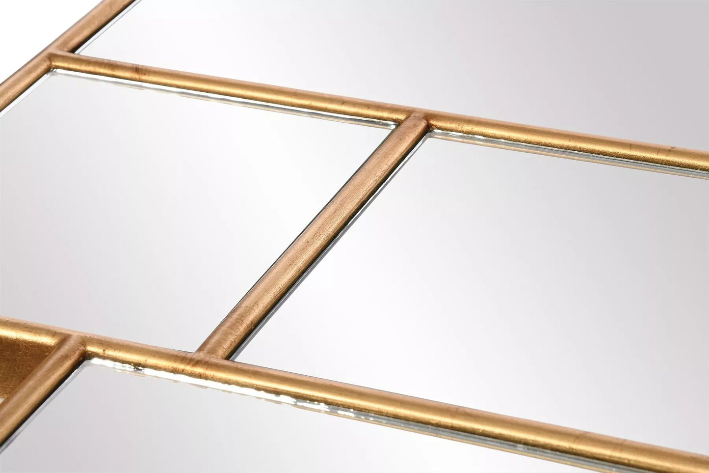 Kiekvienas veidrodėlis, sudarantis gaminį, yra apsuptas auksiniu metaliniu rėmu.