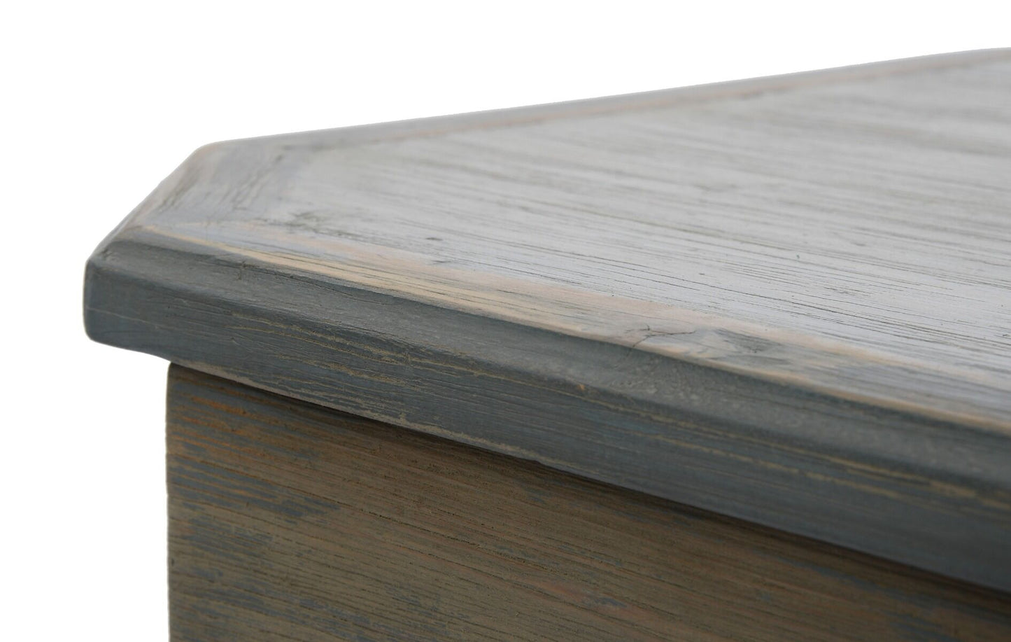 konsolės išskirtinumą liudija ne tik dviejų spalvų sąjunga, bet ir neįprasta forma