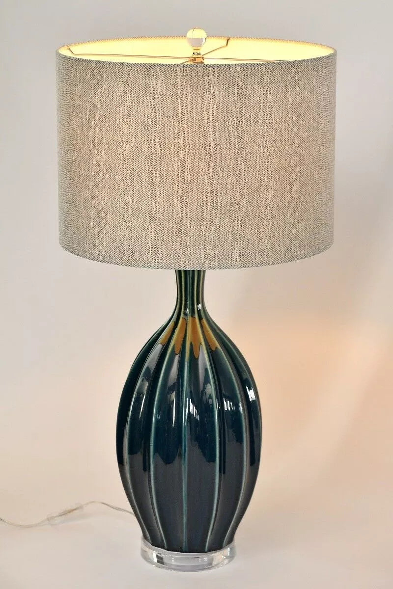 Klasikinės formos stalinė lempa su gaubt