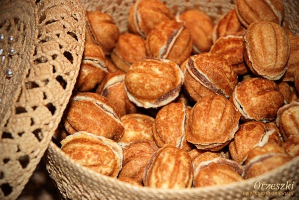 ELEKTRINĖ KEPTUVĖ GRAIKINIŲ RIEŠUTŲ FORMOS SAUSAINIAMS ZL-110