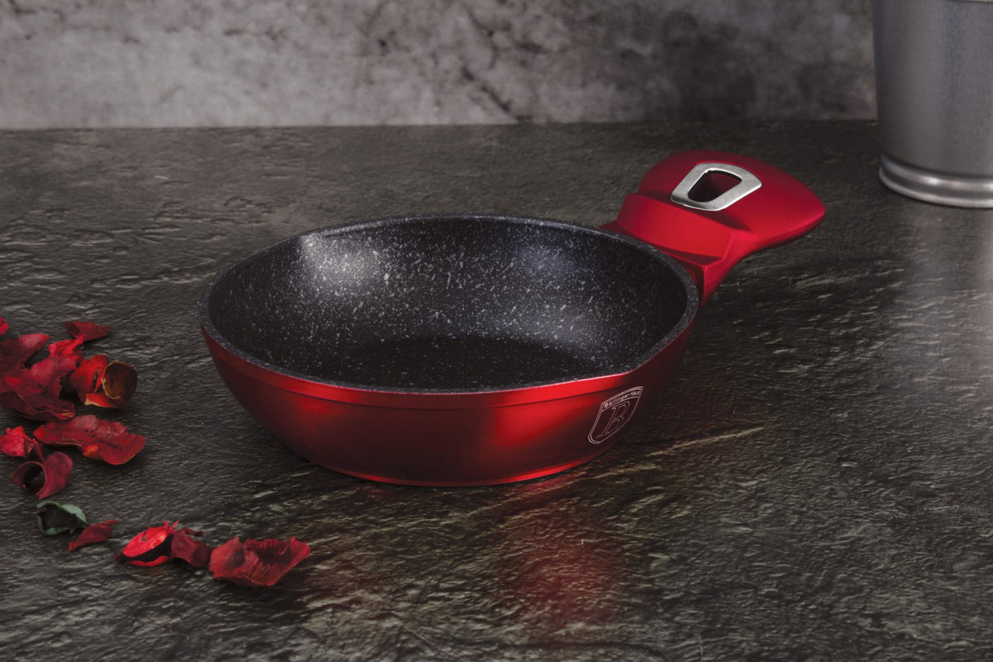 Puodai ir aksesuarai iš BERLINGER HAUS serijos METALLIC yra pagaminti iš aukštos klasės kaltinio aliuminio