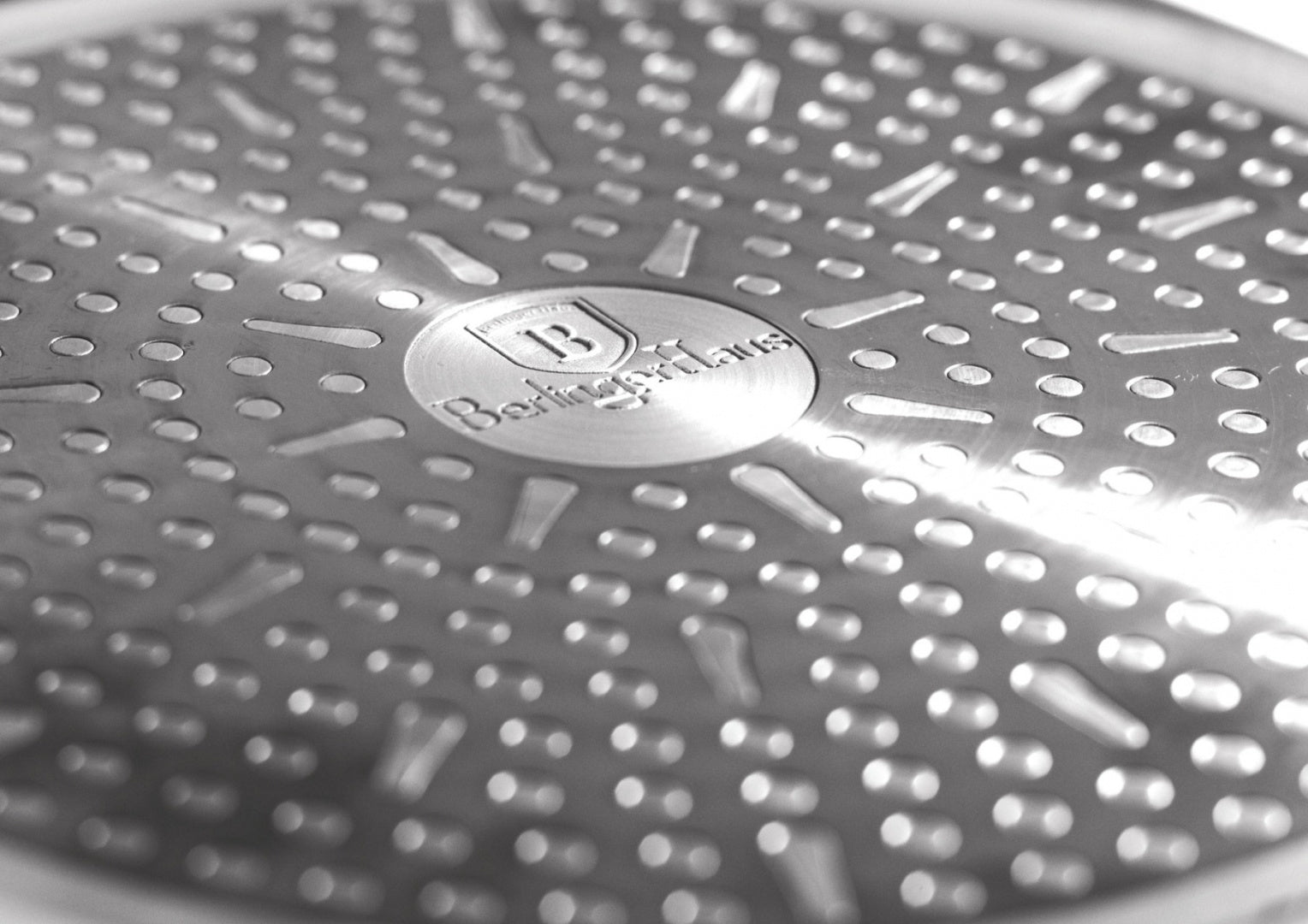 Keptuvė tinka visų tipų viryklėms: dujinėms, elektrinėms, keraminėms, halogeninėms, indukcinėms
